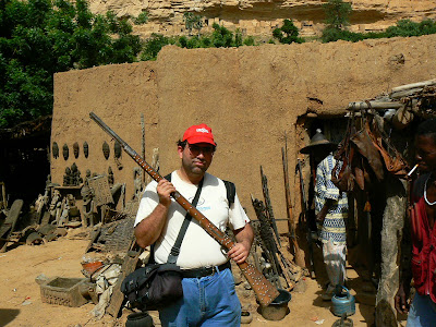 Suveniruri Pays Dogon: cu pusca de vanator