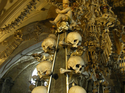 Imagini Cehia: ornamentatii oase Kutna Hora