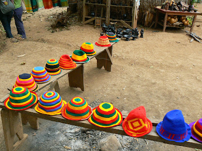 Suveniruri Etiopia: caciuli raste de vanzare in Dorze