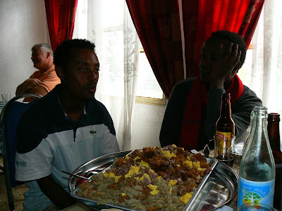 Mancare Etiopia: cu ghizii nostrii la restaurant in Aksum