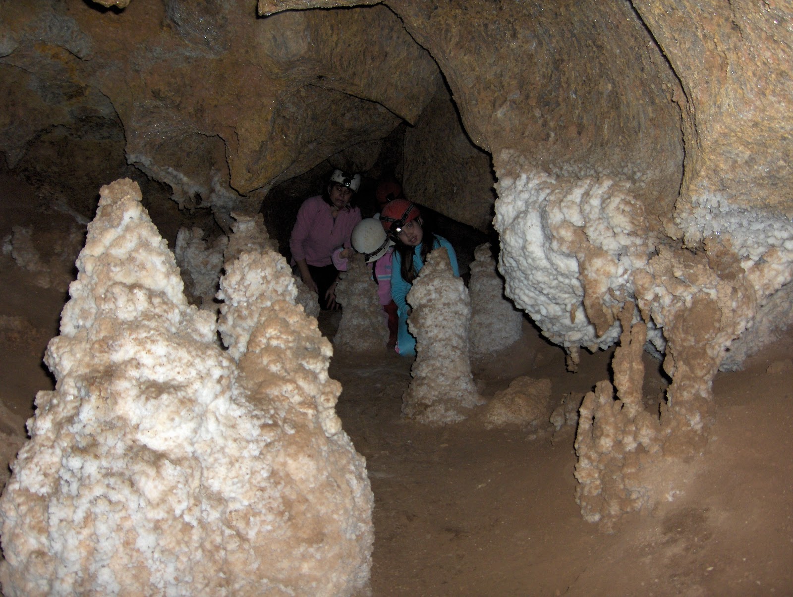 VIDA Y SUEÑOS BAJO TIERRA Los peques sacan de cuevas ¡ a los papas