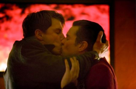 [large_torchwood-kiss.jpg]