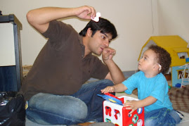 Bebês surdos devem aprender língua dos sinais nos primeiros meses de vida.