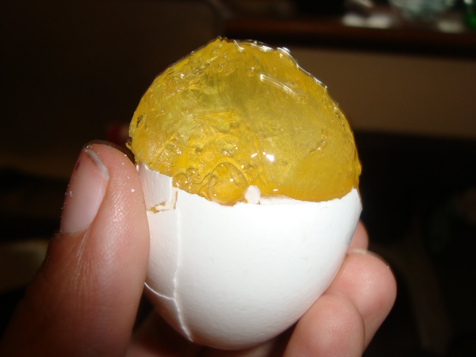 Что будет если переварить яйца. Замороженное куриное яйцо. Замороженные яйца. Сырое яйцо. Сырое куриное яйцо.