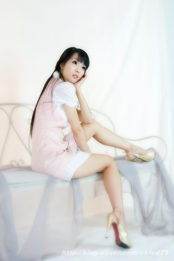 [im-soo-yeon-white-and-pink-06.jpg]