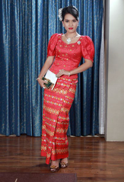 Myanmar Actress, Su Kabyar with Beautiful Myanmar Fashion Dress