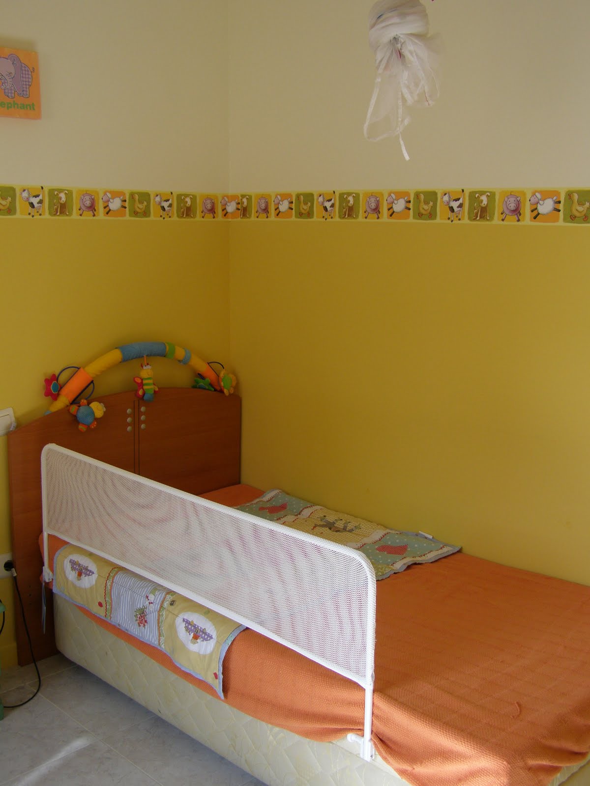 BYRON: HABITACIÓN DE NIÑO--CENEFA Y MOLDURA DE ESCAYOLA