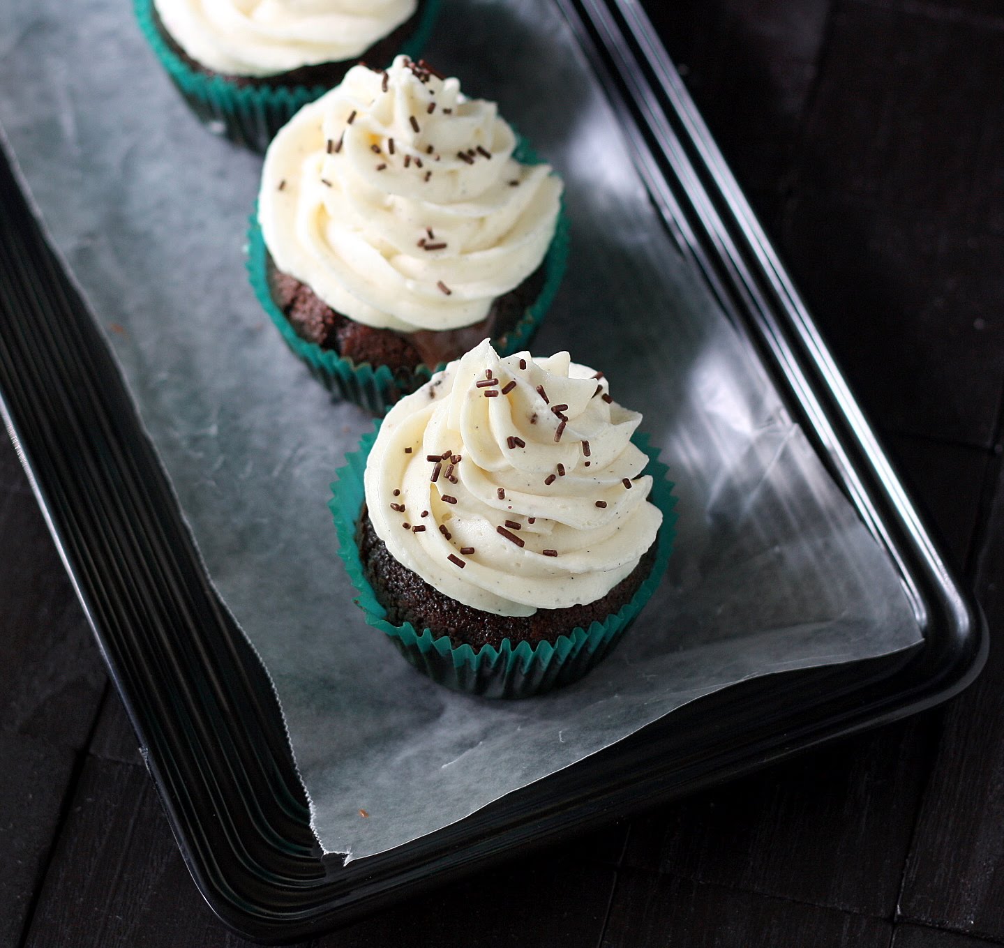 Mangio da Sola Chocolate Cupcakes with Vanilla Bean Buttercream