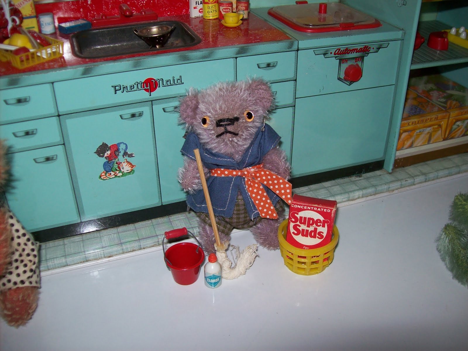 [Zach+mops+the+kitchen.JPG]