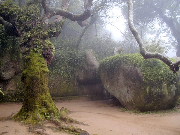 [terreiro_cruzes_capuchos_sintra_portao.jpg]