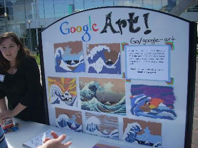 葛飾北斎の『 Great Wave 』を貼り絵の作品にできて、ボードに載せた様子を示す画像。