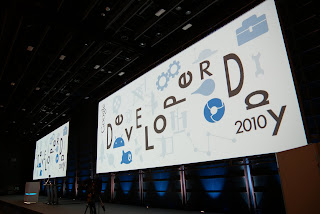 大きなスクリーンに Developer Day 2010 が写っている様子を示す画像。