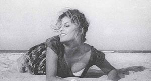 [300px-RagazzaValigia1961.jpg]