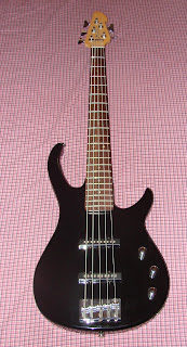 Se vende bajo peavey milestone 5 cuerdas en Rock Republik