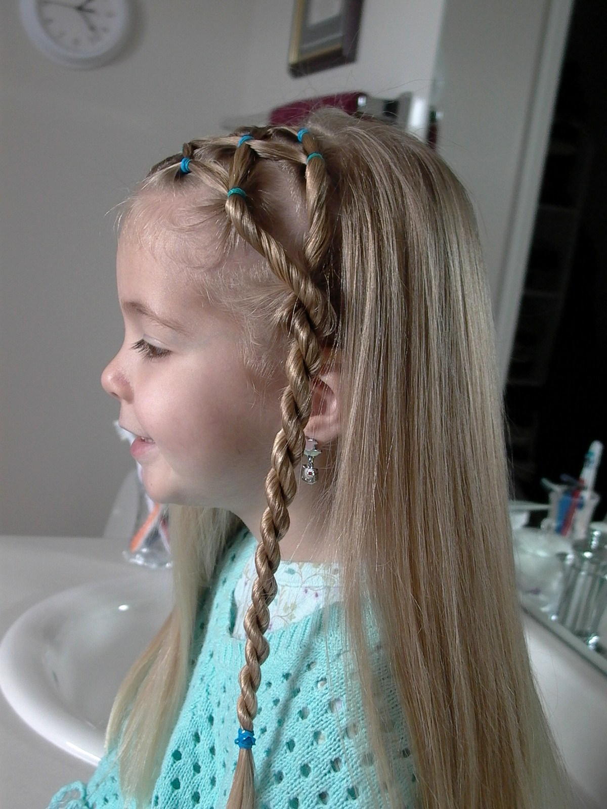 Прически для девочек жгутиками