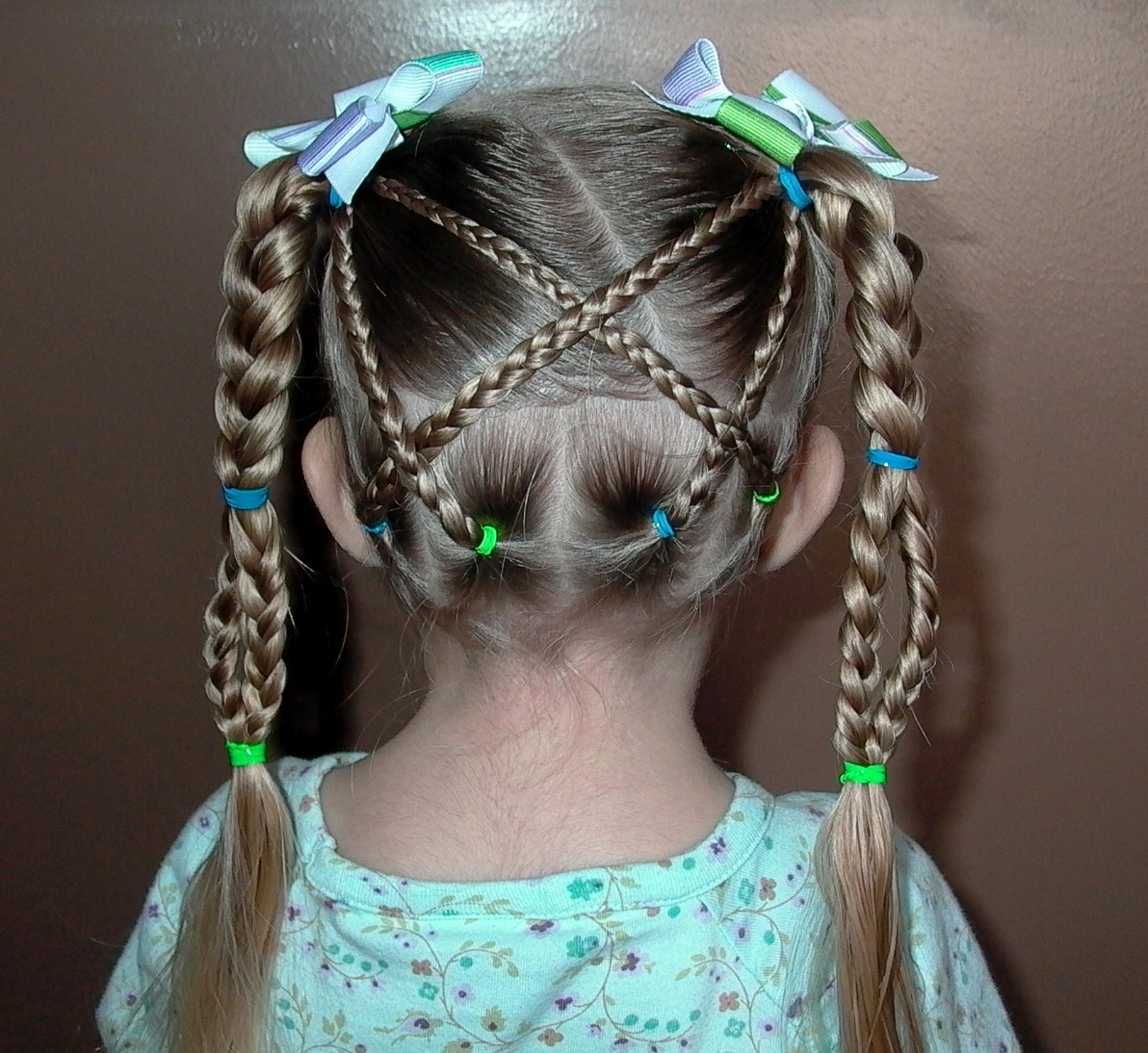 Shaunell's Hair: Little Girl's Hairstyles -The Criss Cross with Braid 