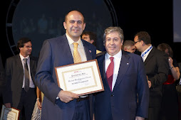 Recogiendo el premio de broker del año 2007 de la mano de Javier Sierra Presidende de RE/MAX España