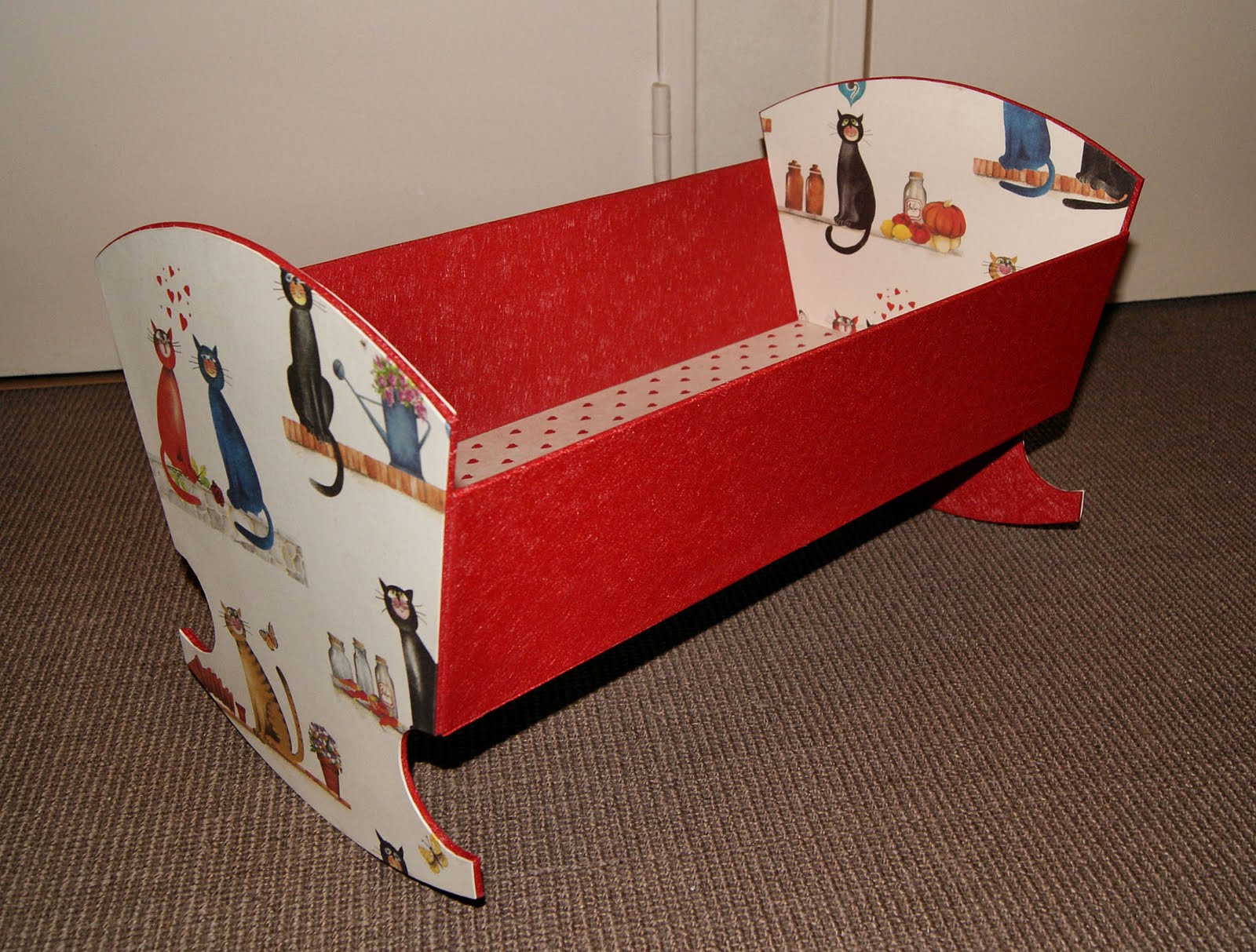 RECREATIONS: Berceau de poup?�e