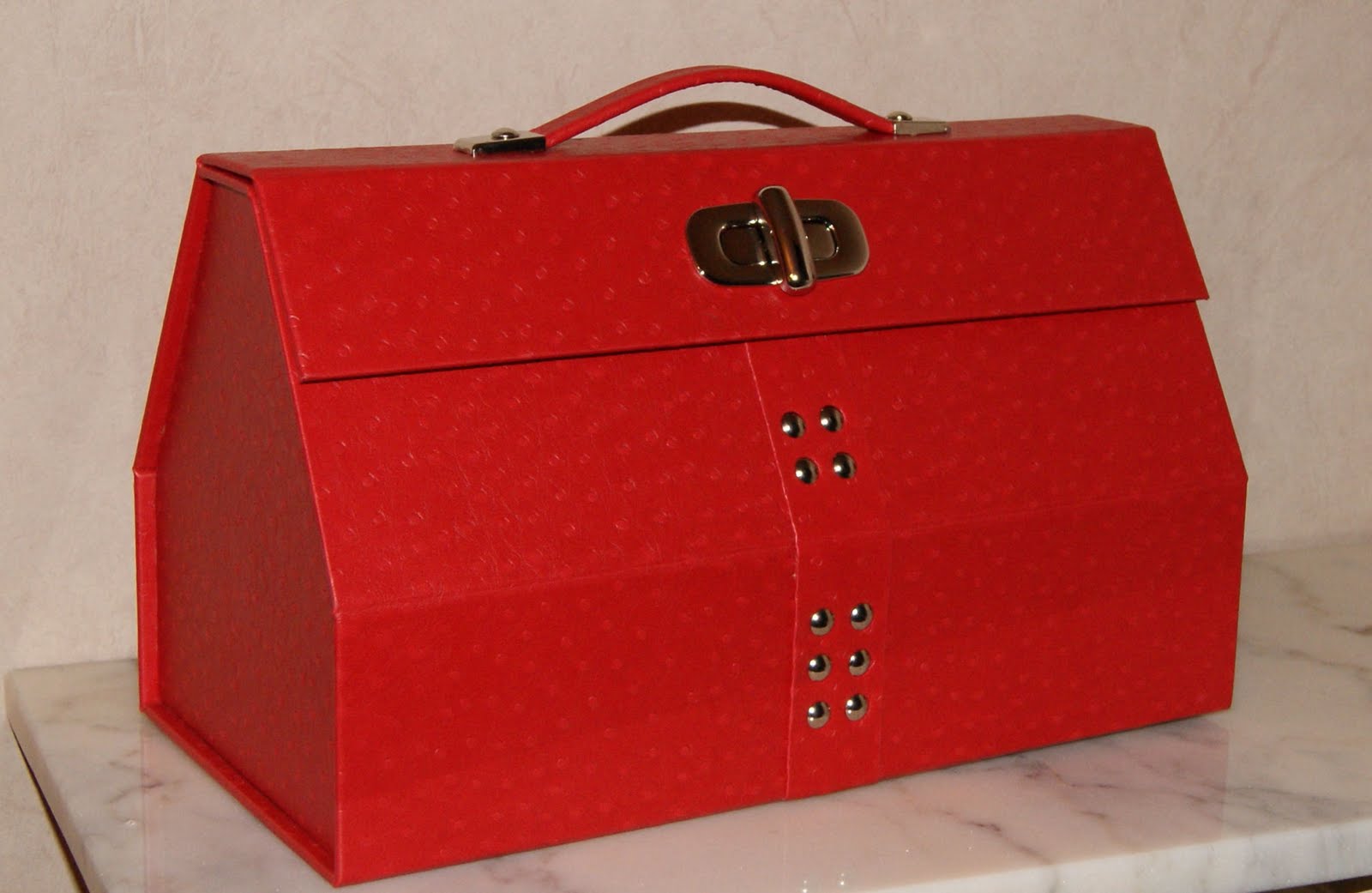 RECREATIONS: Ma valise en carton