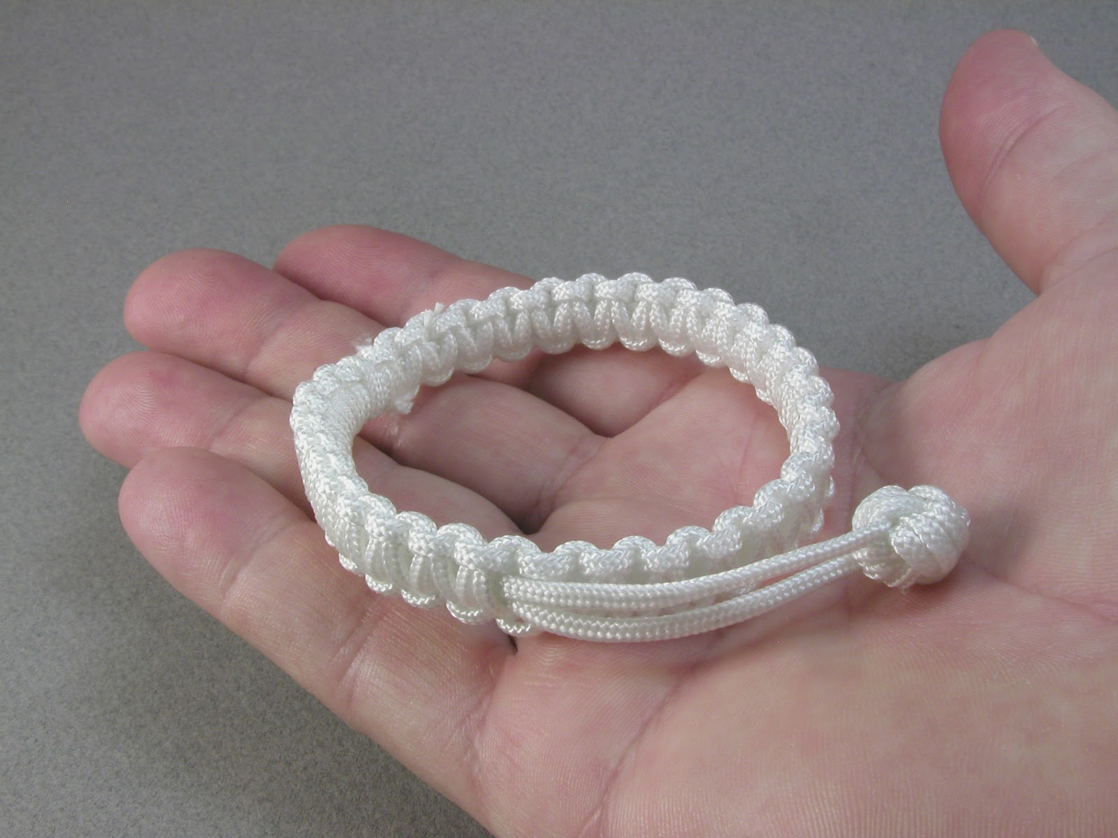 Knots and fiber bracelets: Square knot macrame rope bracelet with zip