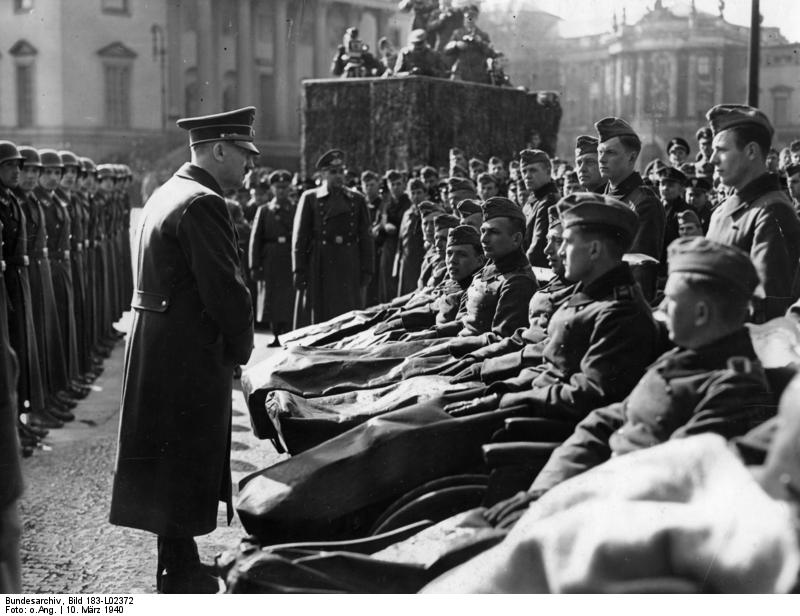 [Bundesarchiv_Bild_183-L02372,_Berlin,_Heldengedenktag,_Hitler.jpg]
