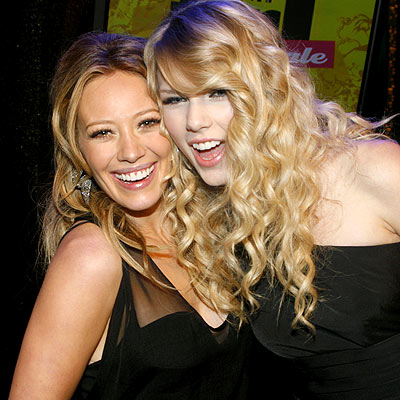 https://1.bp.blogspot.com/_F2cEixf_tEA/TGN2rOKvu9I/AAAAAAAABcc/QfESTO67TmI/s1600/taylor-swift-hilary-duff.jpg