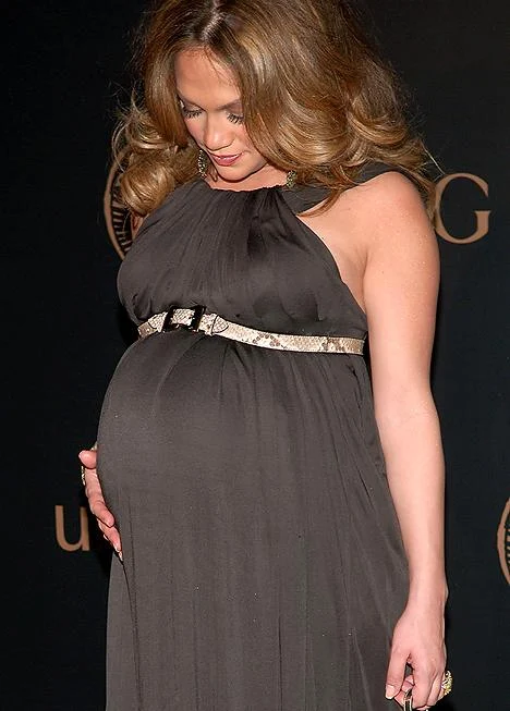 Jennifer Lopez shows off her HUGE baby bump
