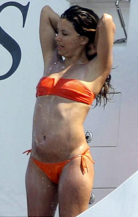 Eva Longoria shows off her stunning bikini body