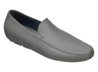 Sapatos de plástico para os meninos