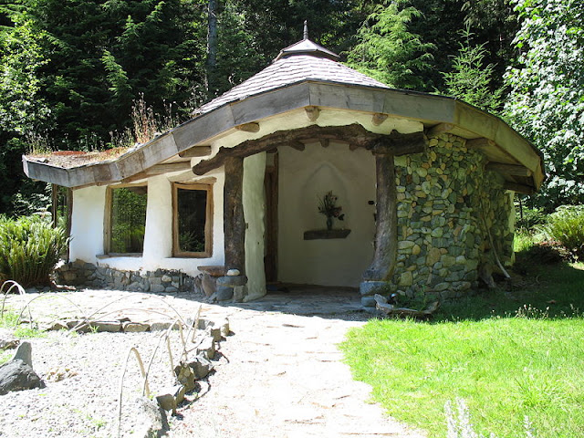 Habitação construída com COB e pedras.