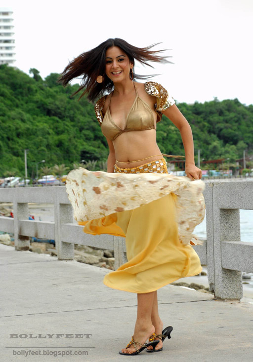 [Shraddha_aarya_actress_beach.jpg]