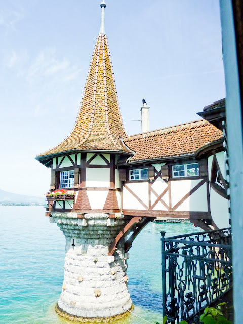 Torreon sobre el lago del castillo de Oberhofen en Suiza