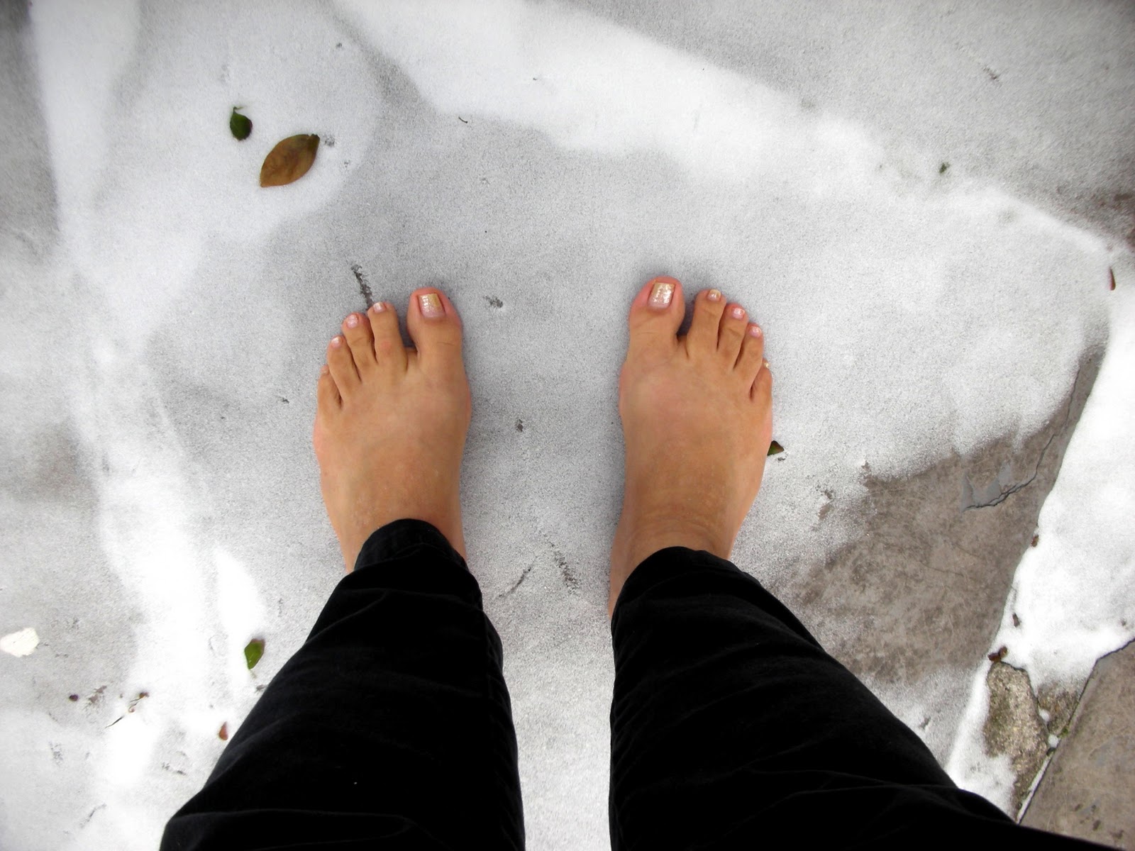 Сонник видеть ноги. Босые ноги на снегу. Босыми ногами по снегу. Босые ножки на снегу. Ступни на снегу.
