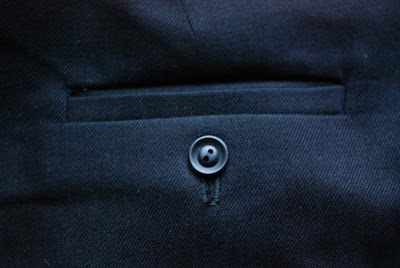 petit main sauvage: Buttoned, bound pockets