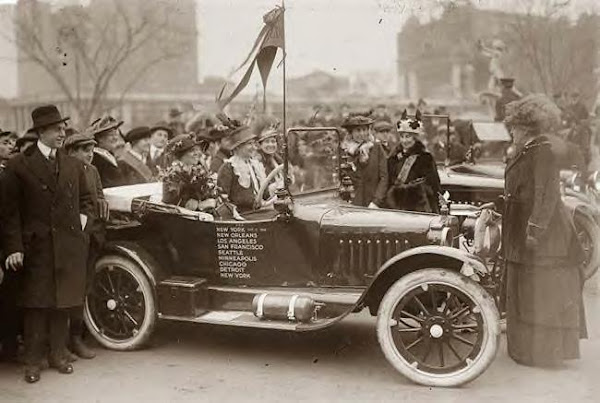 Golden Flyer leaving NY, 4-6-1916