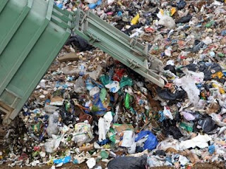Αδειάζουν νοσοκομειακά απόβλητα στο ΧΥΤΑ Μαυροράχης