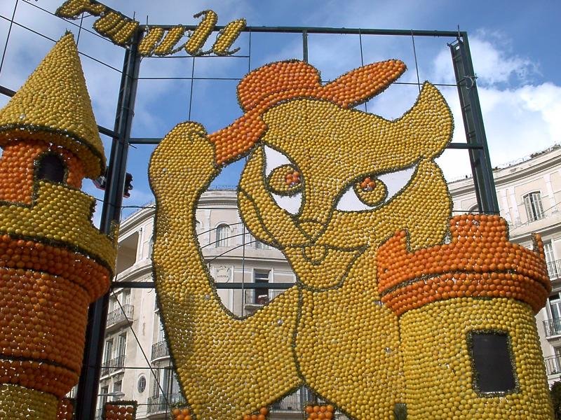 [orange_sculptures_025.jpg]