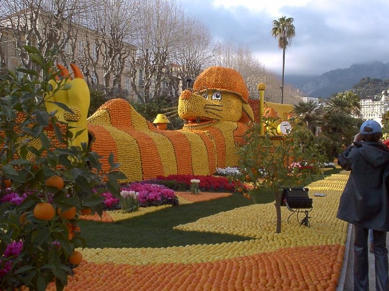[orange_sculptures_021.jpg]
