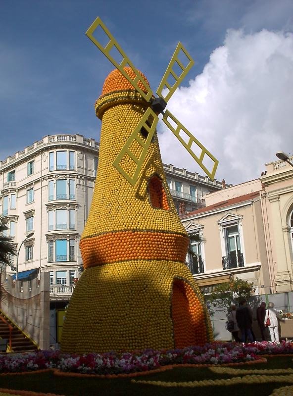 [orange_sculptures_008.jpg]