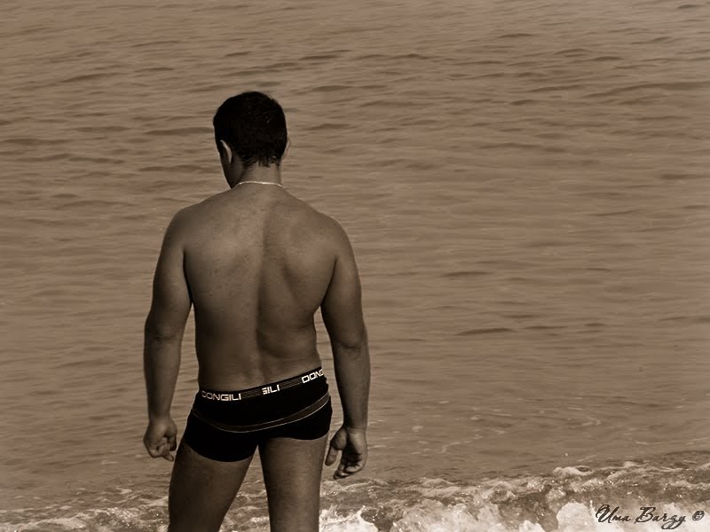 Мужчина на пляже спиной