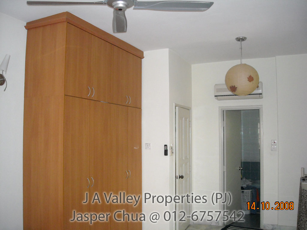 [300kwardrobe_e.jpg]