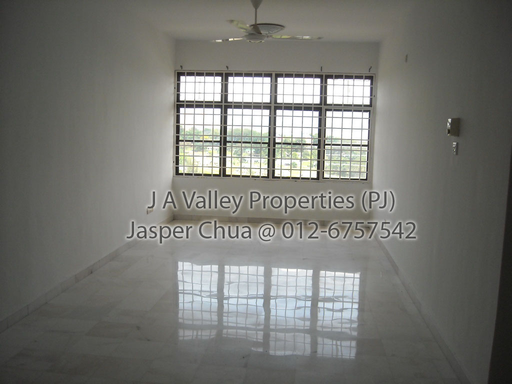 [285klivingroom_e.jpg]