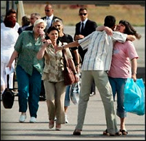 Arrivée des infirmières bulgares à Sofia le 24 juillet 2007. Document AFP.