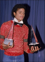 Michael Jackson en 1969 tenant en main 2 Grammy Awards.