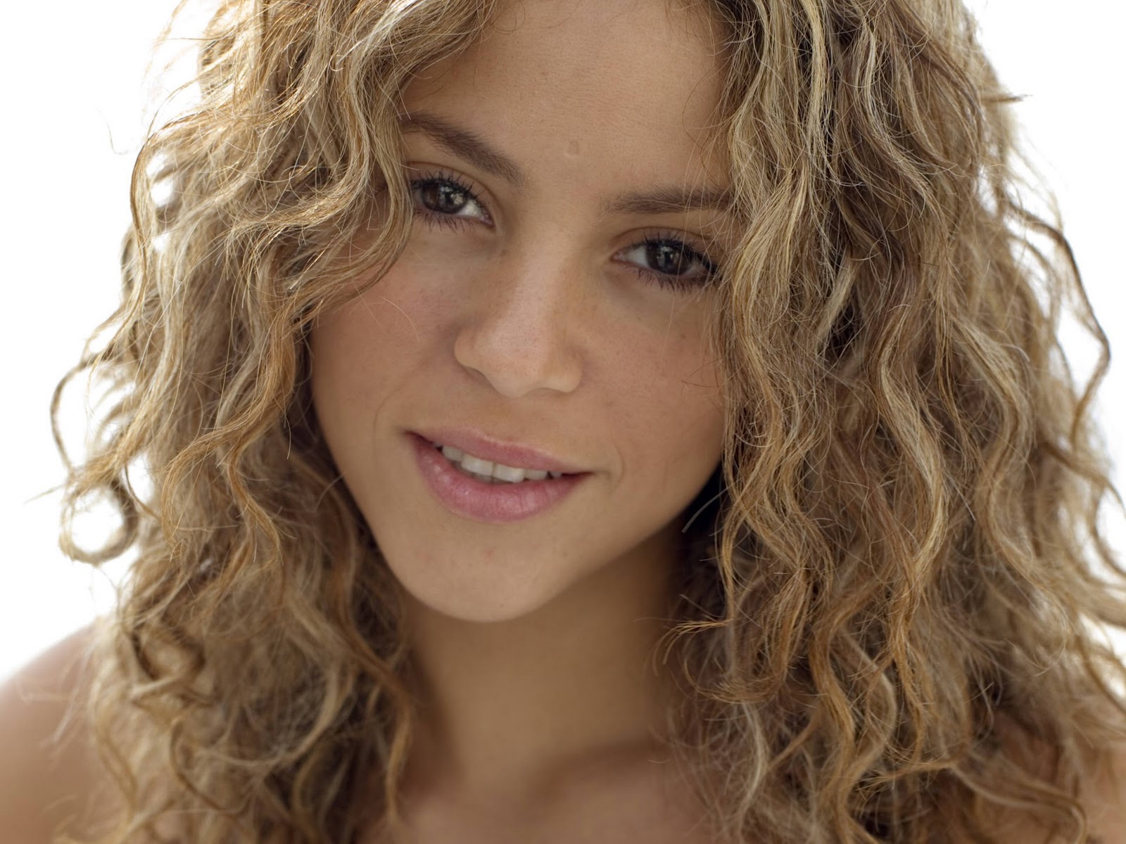 world picture gallery: shakira hot and beautiful wallpapers1600 x 1200