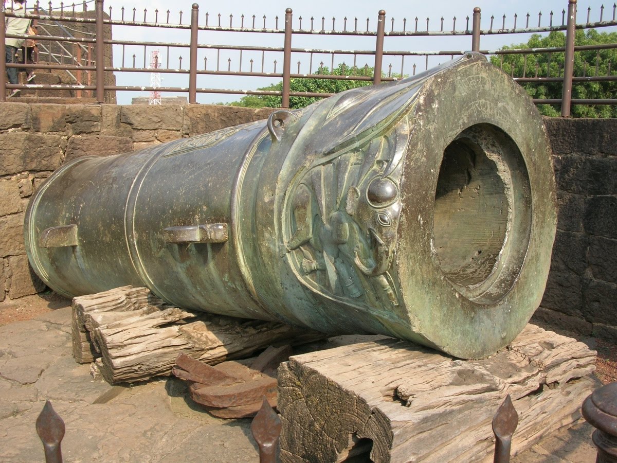 Journeys across Karnataka: Malik-e-Maidan Tope, Bijapur