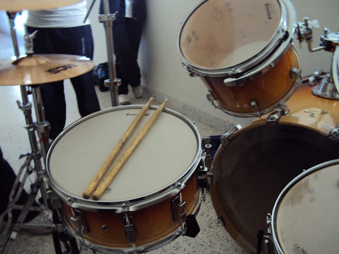 DRUMS UP !