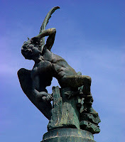 Estatua al Ángel Caído en el Parque del Retiro de Madrid