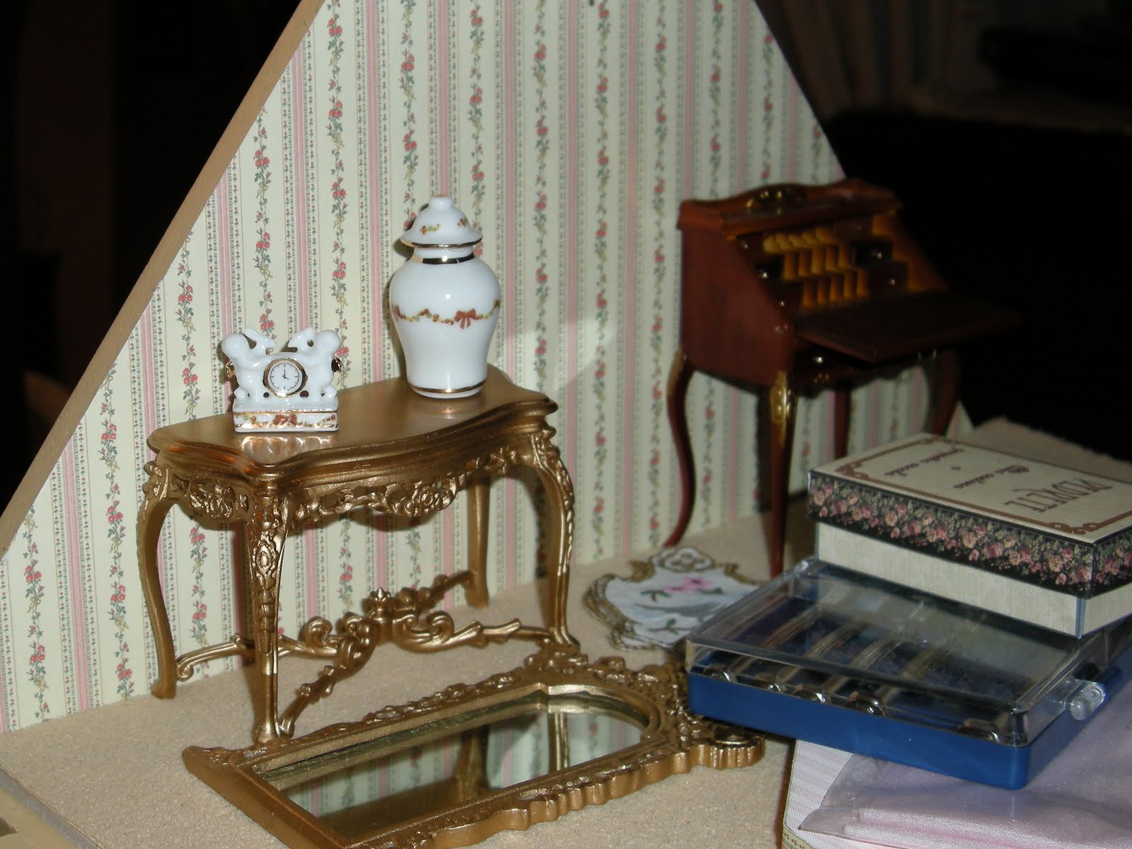 Bienvenidos a mis casitas, miniaturas y demás manualidades.: Seguimos