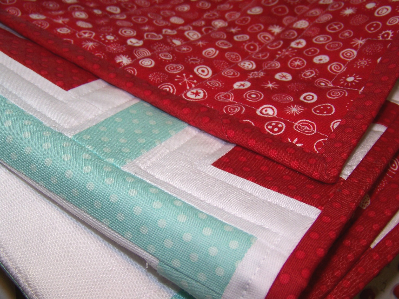 Sew Lux Fabric : Blog: Red & Aqua Mini Mod Pod Quilt